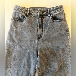 Very cute booty! Gray Denim stretch, high rise, straight leg jeans. Some wear🖤